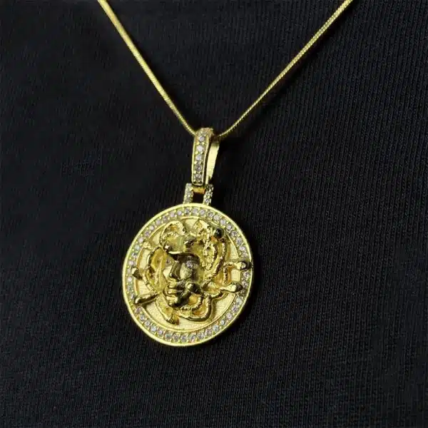 Pingente Medusa Cravejada (2,8cmX2,5cm) (Banho Ouro 24k)