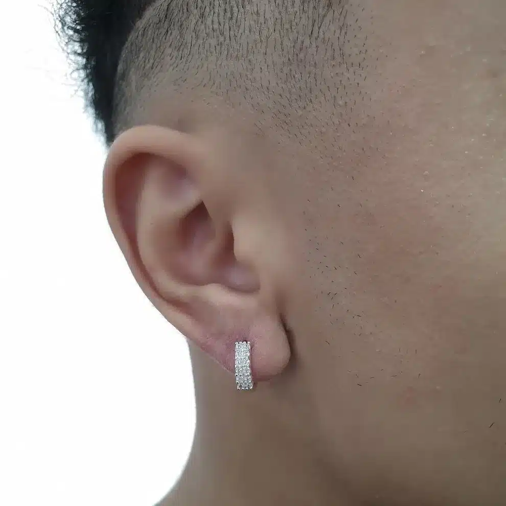 Brinco Argola Cravejada em Zircônia 12 pedras (Banho Prata 925) - Imagem 3