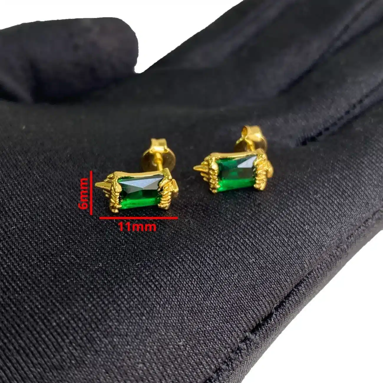 Brinco Presa de Tigre em Zircônia Verde (6mmX11mm) (Banho Ouro 24k) - Imagem 4