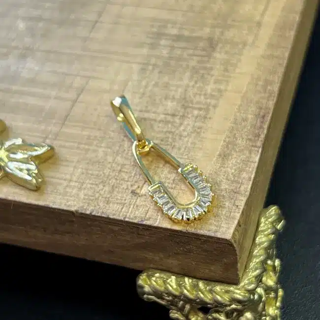 Pingente Alfinete Cravejado (2cmX1,1cm) (Banho Ouro 24k) - Imagem 2