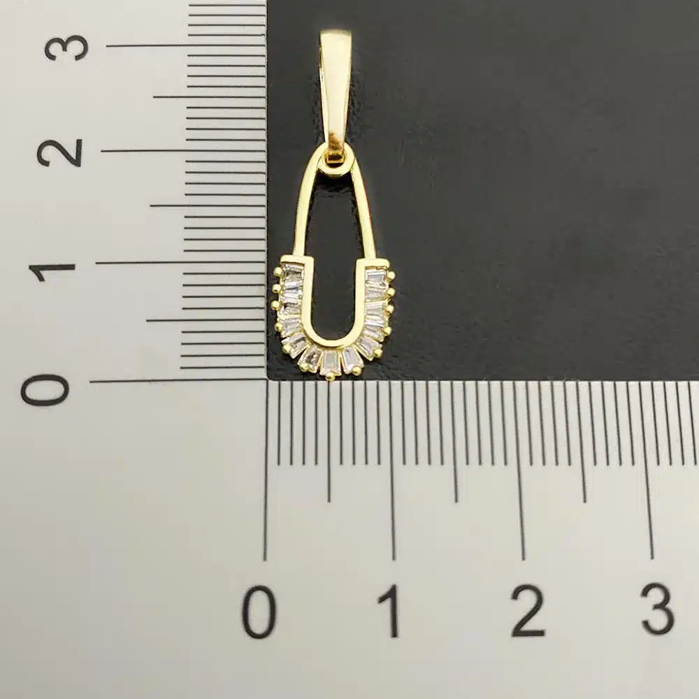 Pingente Alfinete Cravejado (2cmX1,1cm) (Banho Ouro 24k) - Imagem 4