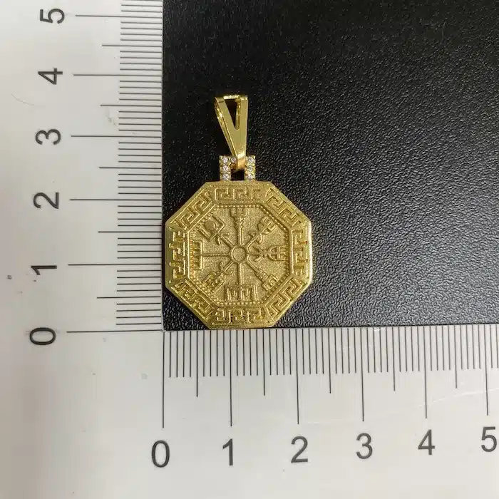 Pingente Bússola Viking Cravejado em Zircônia (2,8cmX2,5cm) (Banho Ouro 24k) - Imagem 4