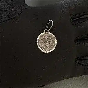 Pingente Medalha São Bento Cravejada em Zircônia (2,4cmX2,1cm) (Banho de Ônix) - Imagem 2